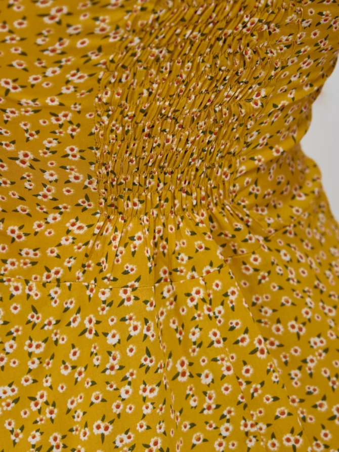 Платье мини А-силуэта с цветочным принтом и резинкой на спинке