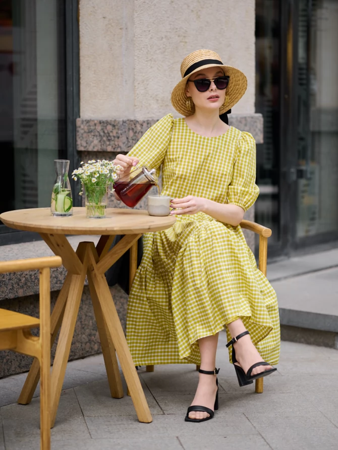 Платье с рукавами-буфами в желто-белую клетку