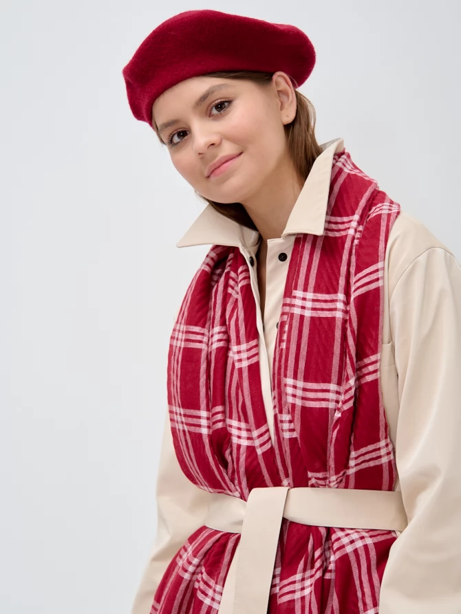 Палантин в красную клетку с текстурной выработкой