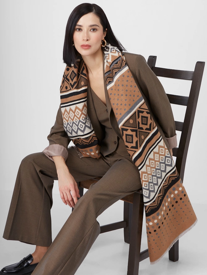 Палантин женский с актуальным геометрическим принтом