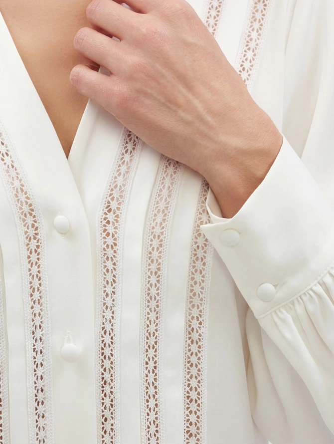 Блузка с V-образным вырезом и кружевом OD-1014-1 белый