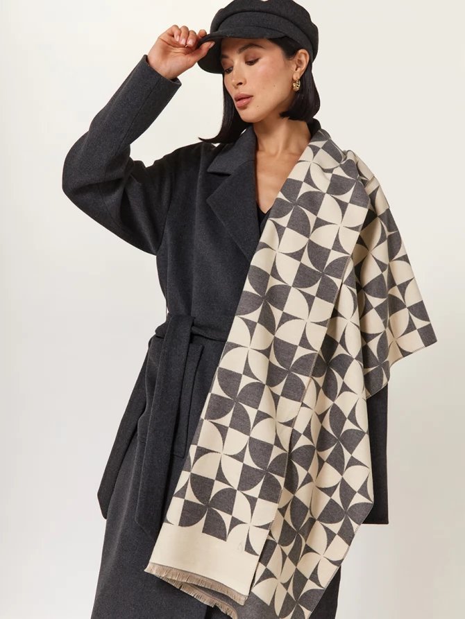 Палантин двусторонний с геометрическим принтом