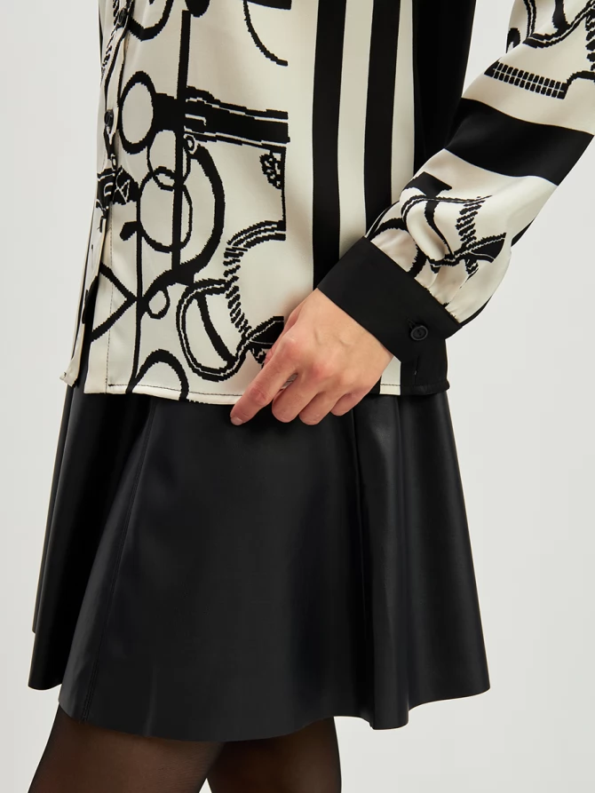 Блузка из атласной ткани  OD-887-1 черно-белая