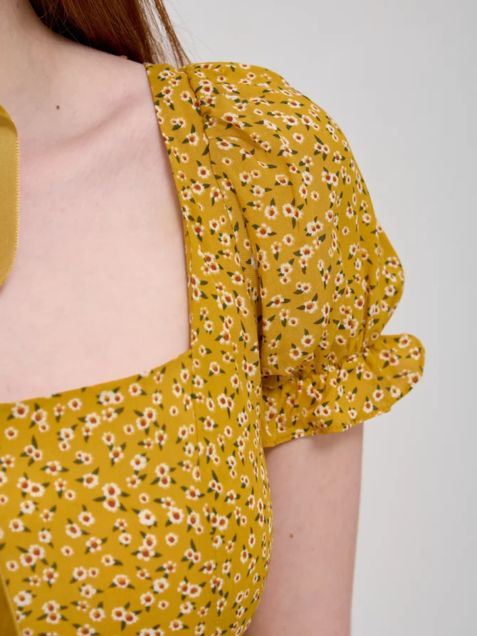 Платье мини А-силуэта с цветочным принтом и резинкой на спинке