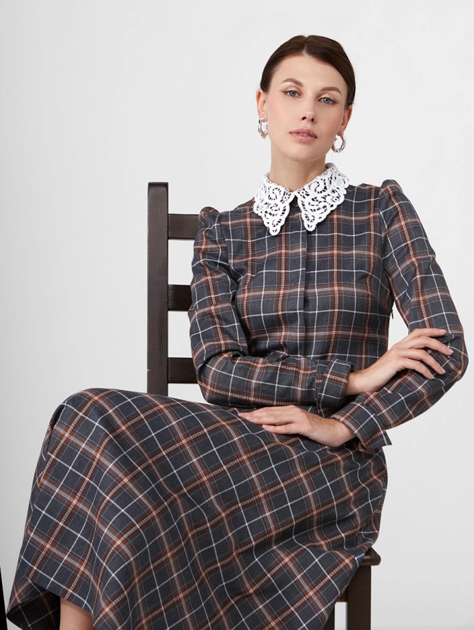 Платье миди в крупную клетку со съемным кружевным воротником