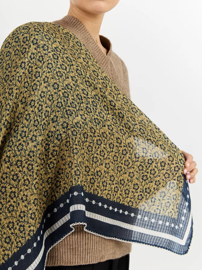 Платок женский двусторонний с растительным узором