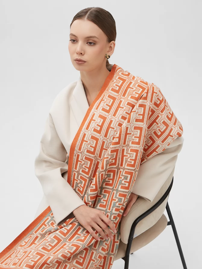 Палантин двусторонний с оранжевым орнаментом