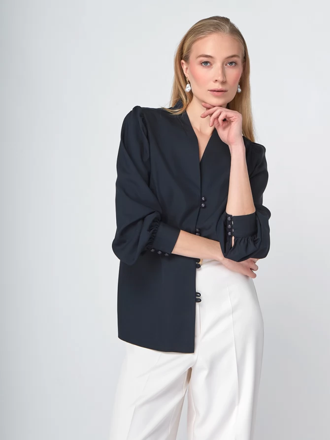 Блуза с вырезом темно-синяя   