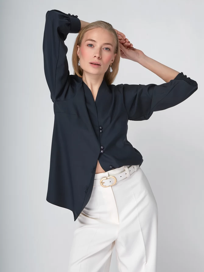 Блуза с вырезом темно-синяя   