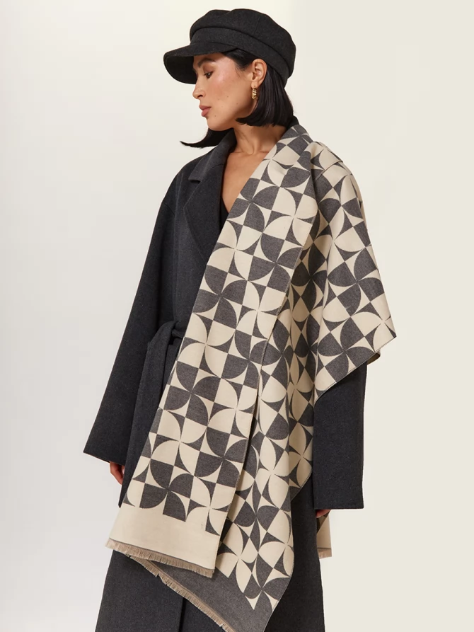 Палантин двусторонний с геометрическим принтом