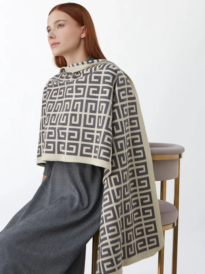 Палантин женский с двусторонним геометрическим принтом