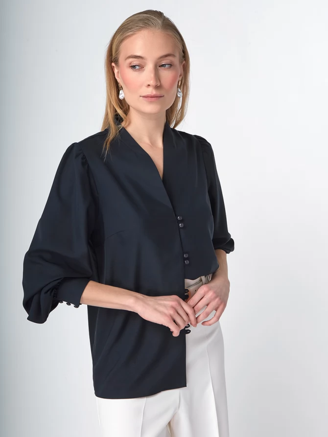 Блуза с вырезом темно-синяя   