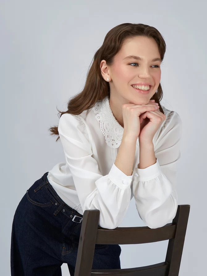 Блузка с воротником из кружева и защипами OD-913-1 белый