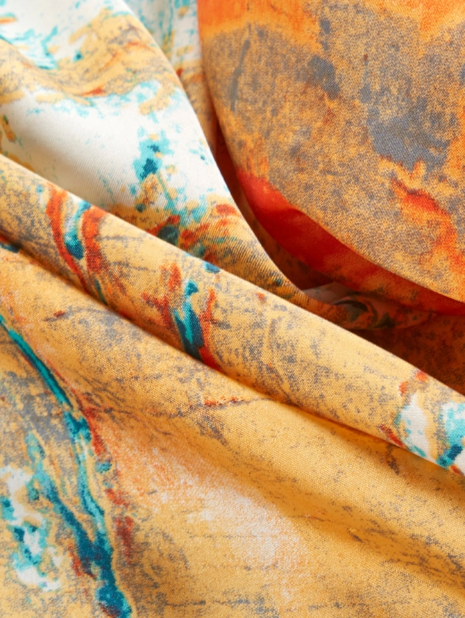 Палантин с ярким абстрактным принтом