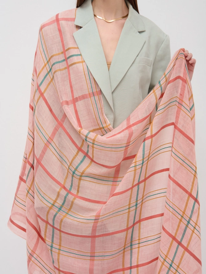 Палантин в нежно-розовую клетку