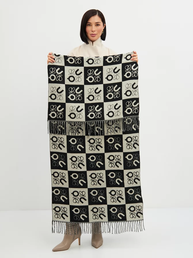 Палантин женский с черно-белым абстрактным узором и бахромой