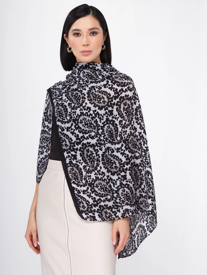 Палантин женский с жатой фактурой и контрастным принтом