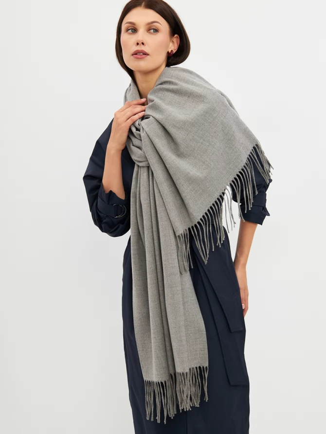 Палантин женский двусторонний серый с кистями