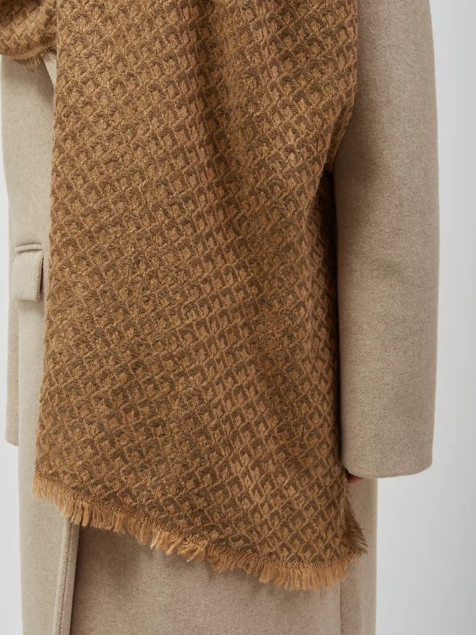 Палантин с рельефной фактурой, цвет кэмел