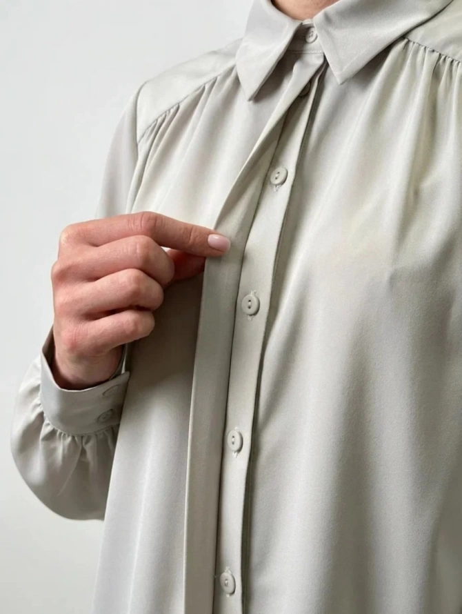 Блузка со сборкой и съемной пуговицей серо-коричневая