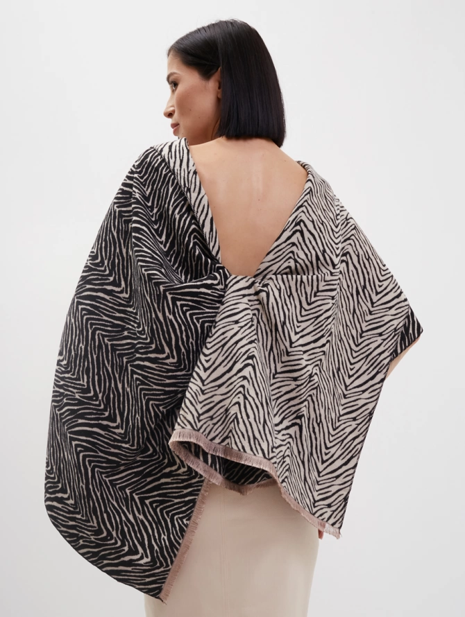 Палантин двусторонний с анималистичным принтом и кистями