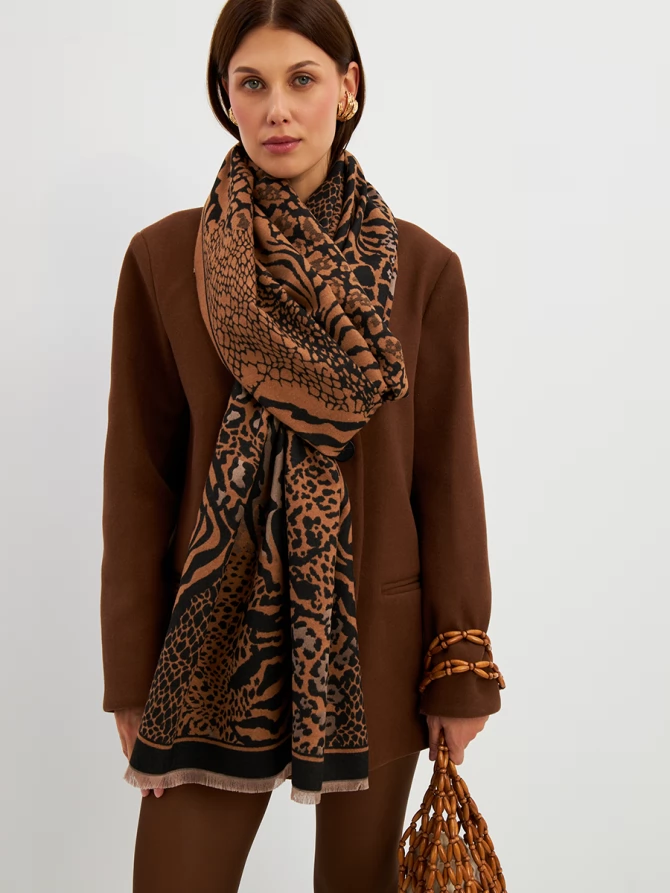 Палантин женский с анималистичным принтом