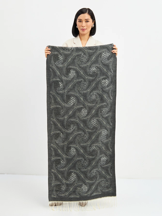 Палантин женский с узором и бахромой