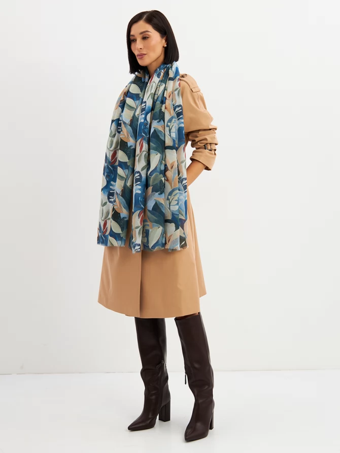 Палантин с абстрактным принтом и бахромой