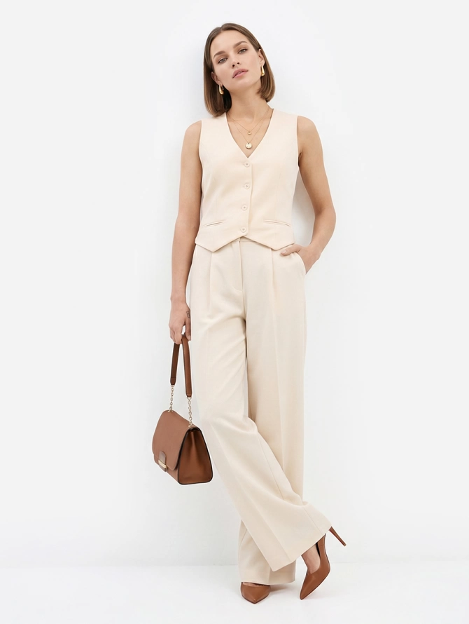 Жилет из костюмной ткани OD-920-4 молочный