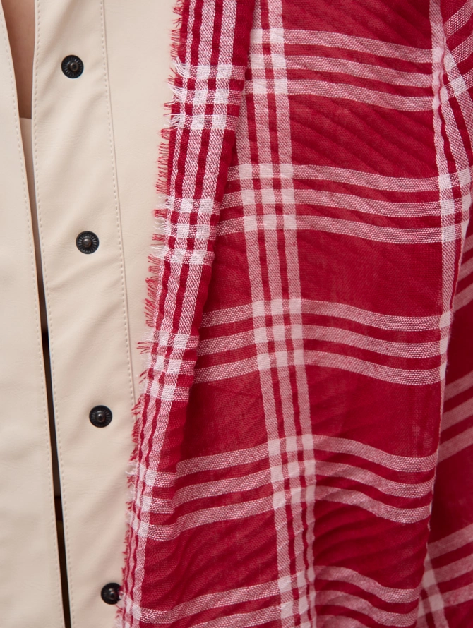 Палантин в красную клетку с текстурной выработкой