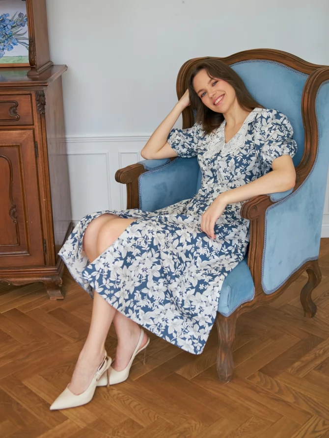 Платьеиз хлопка с кружевным воротником  OD-948-2 белые цветы на синем