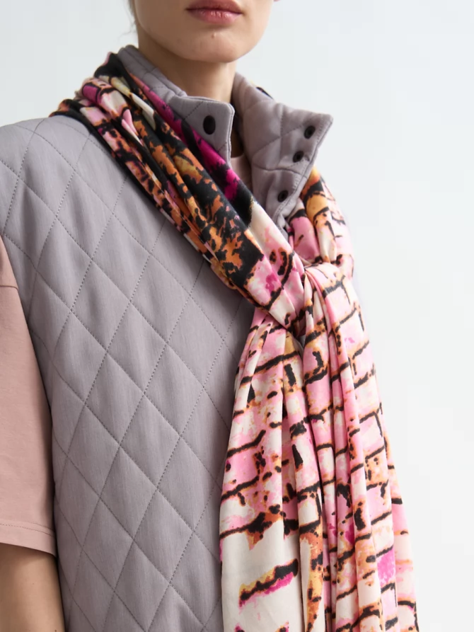 Палантин с абстрактным принтом