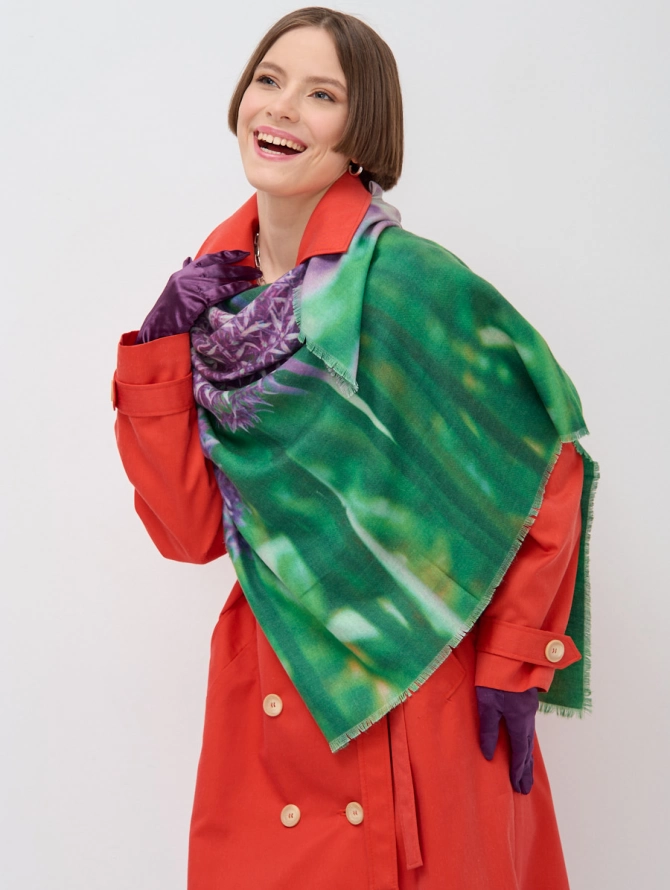 Платок с авторским принтом «Сиреневые цветы на зеленом фоне»