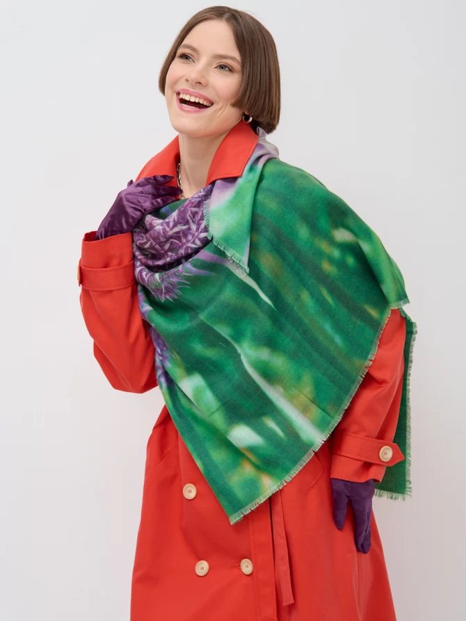 Платок с авторским принтом «Сиреневые цветы на зеленом фоне»