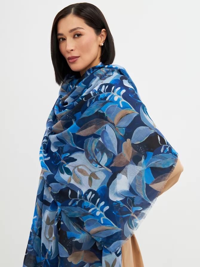 Палантин женский с синим принтом листьев