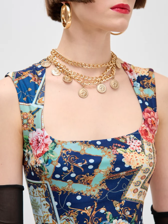 Платье с вырезом каре