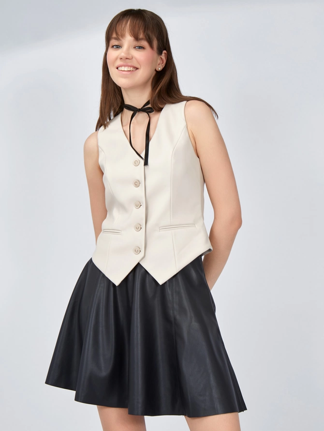 Жилет из эко-кожи на вискозной подкладке, бежевый