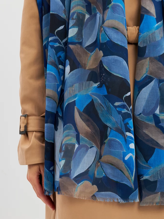 Палантин женский с синим принтом листьев