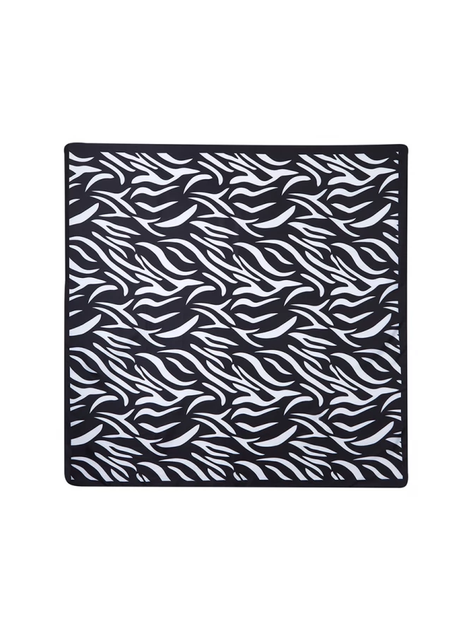 Платок с графичным черно-белым узором