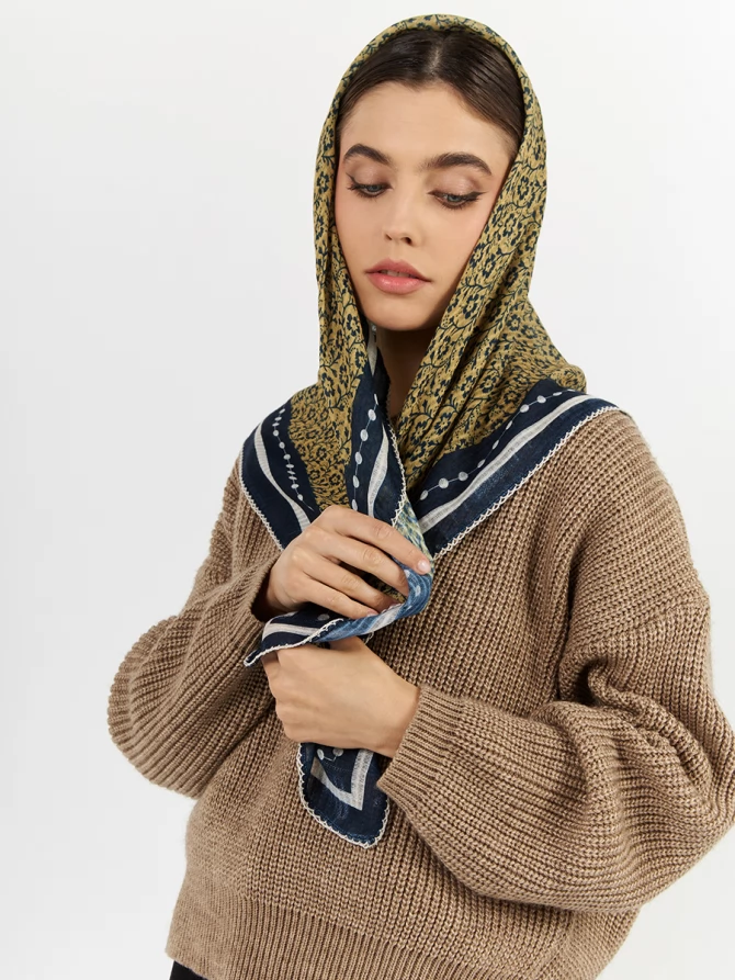 Платок женский двусторонний с растительным узором