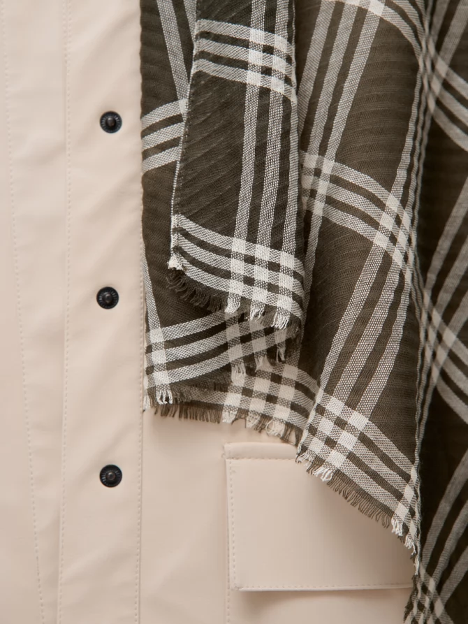 Палантин в клетку с фактурным плетением