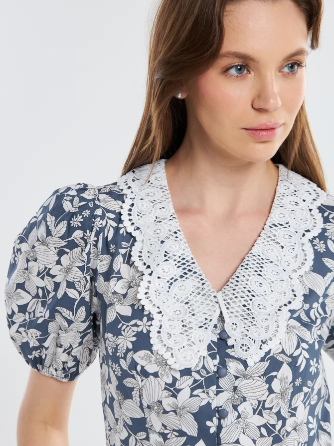 Платьеиз хлопка с кружевным воротником  OD-948-2 белые цветы на синем