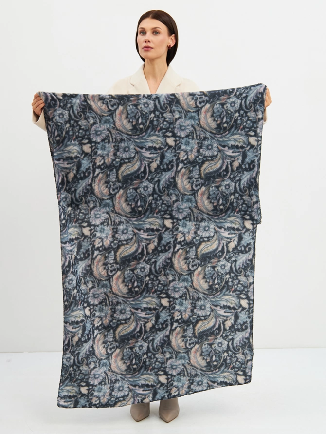 Палантин женский с узорным принтом и жатой фактурой
