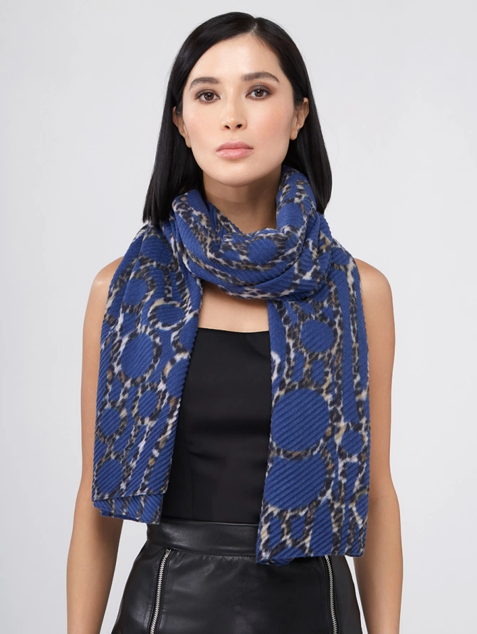 Палантин женский двусторонний с жатой текстурой и анималистичным принтом