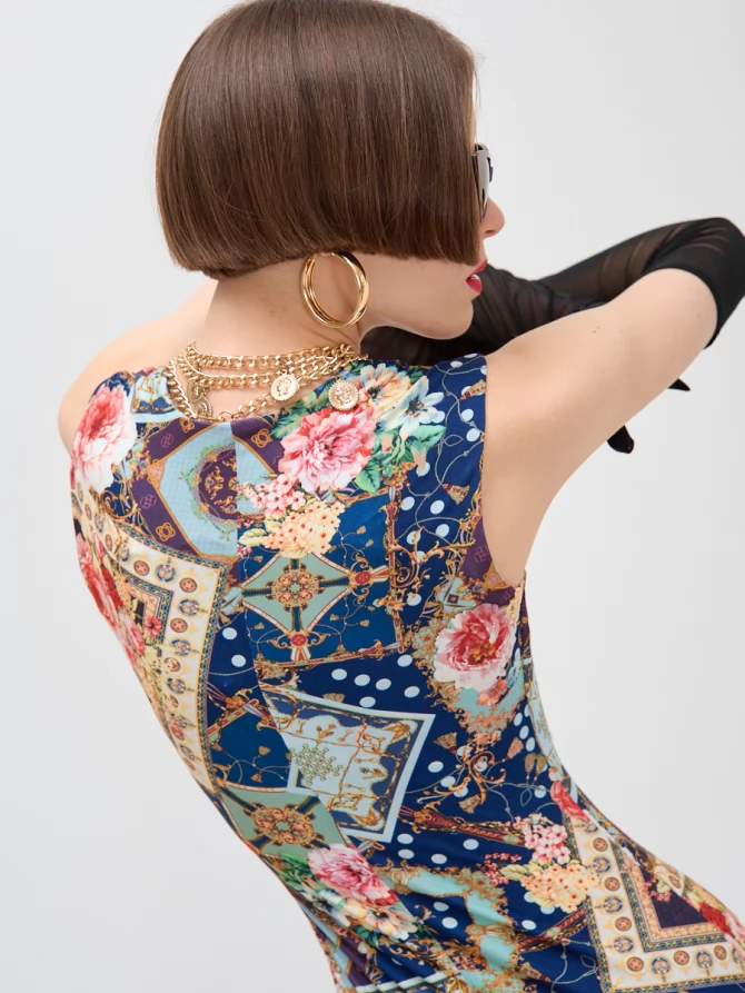 Платье с вырезом каре