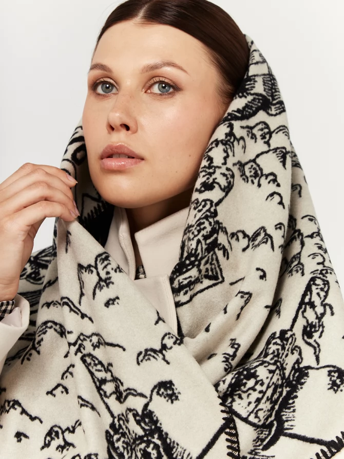 Палантин двусторонний с графичным принтом