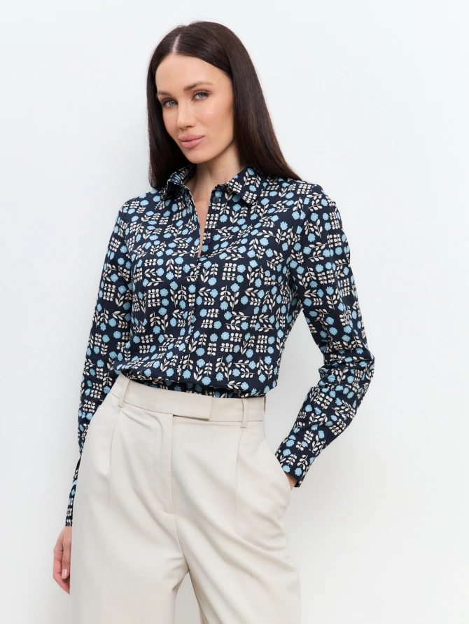 Блузка классическая с контрастной стойкой, голубые цветы на темно-синем