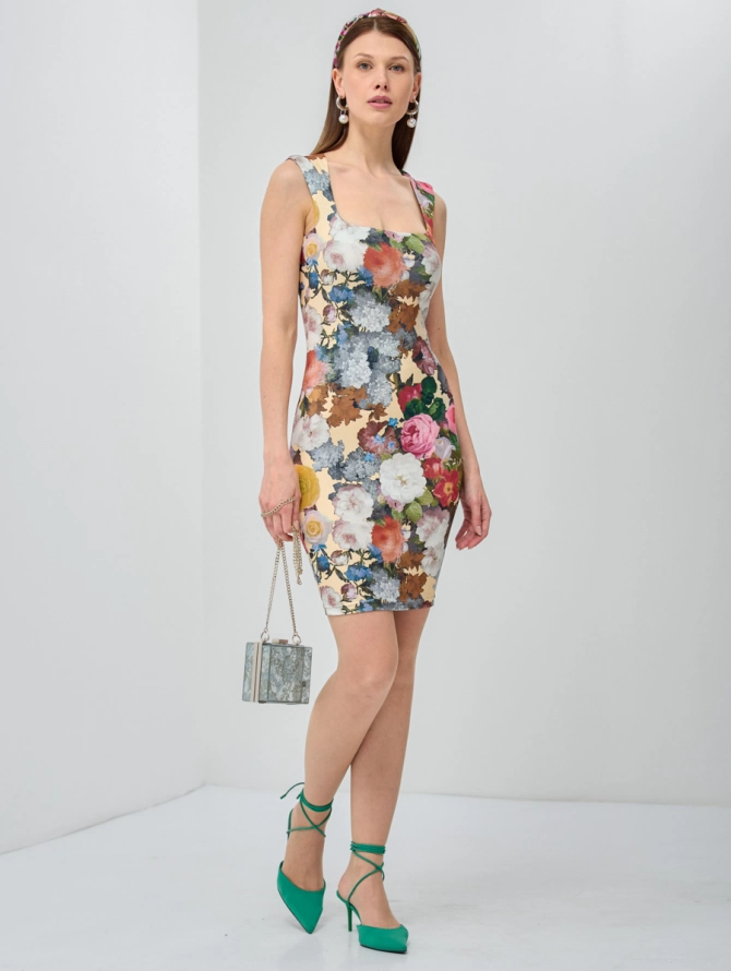 Платье с вырезом каре и цветочным принтом