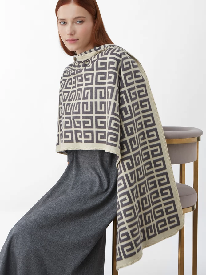 Палантин женский с двусторонним геометрическим принтом