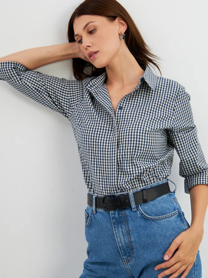 Блузка классическая с контрастной стойкой синяя клетка
